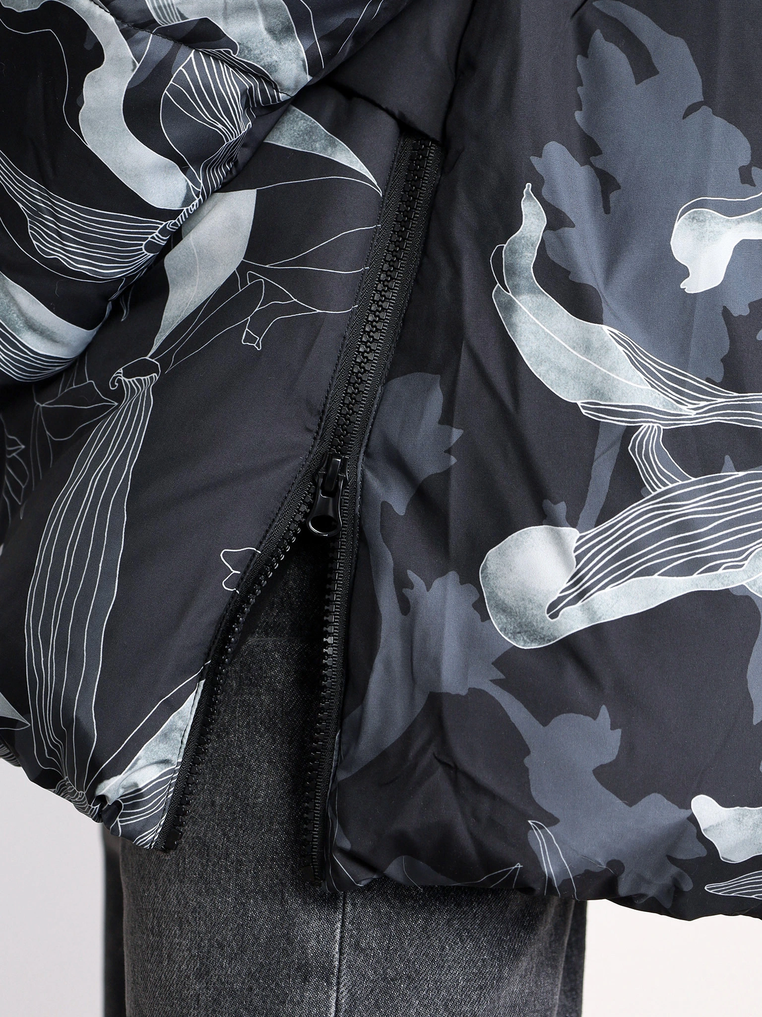 Пуховик с растительным принтом серого цвета с капюшоном